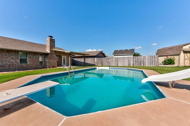 929 SW 11th Street, Moore, OK 73160