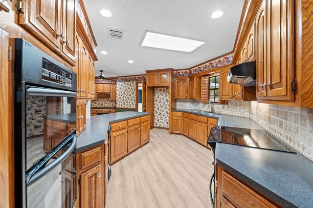 1749 E US Highway 84, Palestine, TX 75801