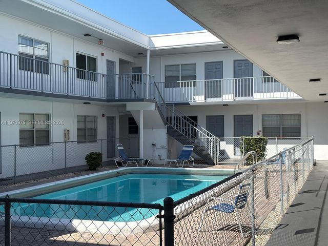 30 SE 4th Ave 103, Hallandale Beach, FL 33009