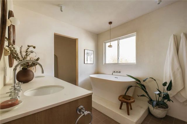 4781 Round Top Drive, Los Angeles, CA 90065