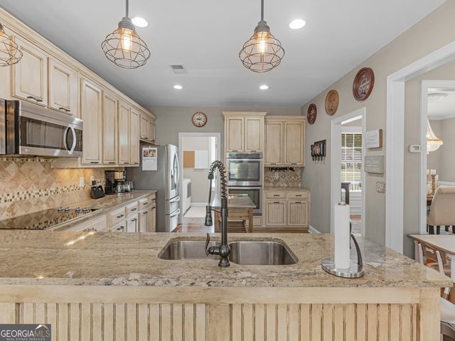 221 Hummingbird Court, Hampton, GA 30228