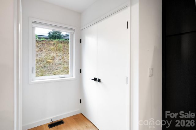 8 Midland Drive, Asheville, NC 28804