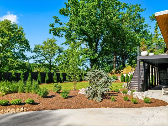8 Midland Drive, Asheville, NC 28804