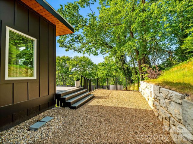 8 Midland Drive, Asheville, NC 28804