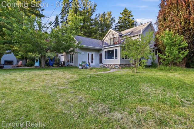 21085 Metroview Road, Farmington Hills, MI 48335