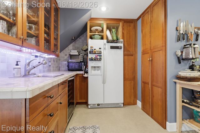 21085 Metroview Road, Farmington Hills, MI 48335