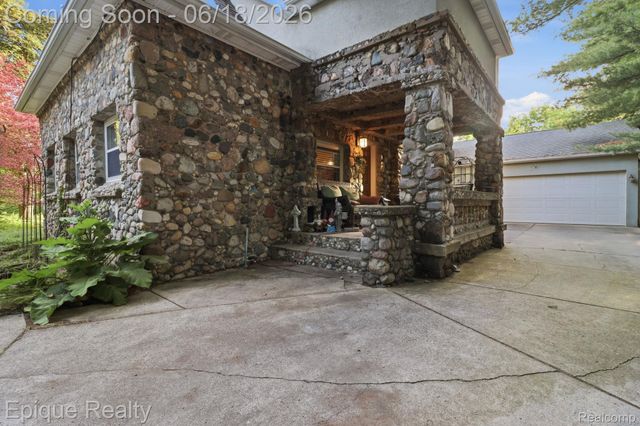 21085 Metroview Road, Farmington Hills, MI 48335