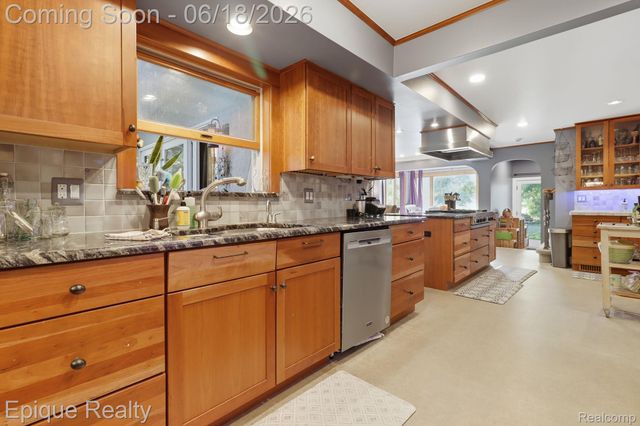 21085 Metroview Road, Farmington Hills, MI 48335