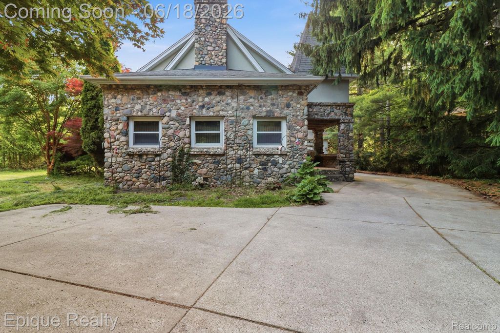 21085 Metroview Road, Farmington Hills, MI 48335