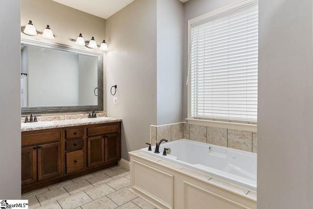 222 Natures Court, Campobello, SC 29322