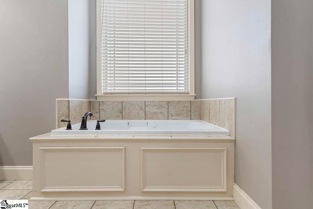 222 Natures Court, Campobello, SC 29322