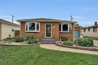 17 Helenbrook Lane, Cheektowaga, NY 14043