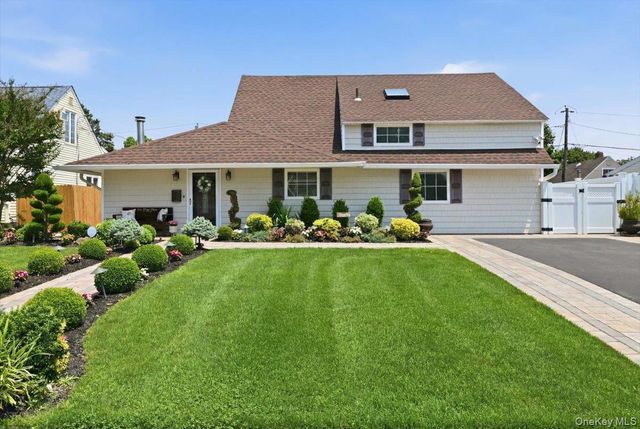45 Cottonwood Lane, Westbury, NY 11590