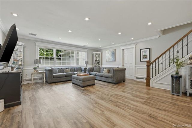 45 Cottonwood Lane, Westbury, NY 11590