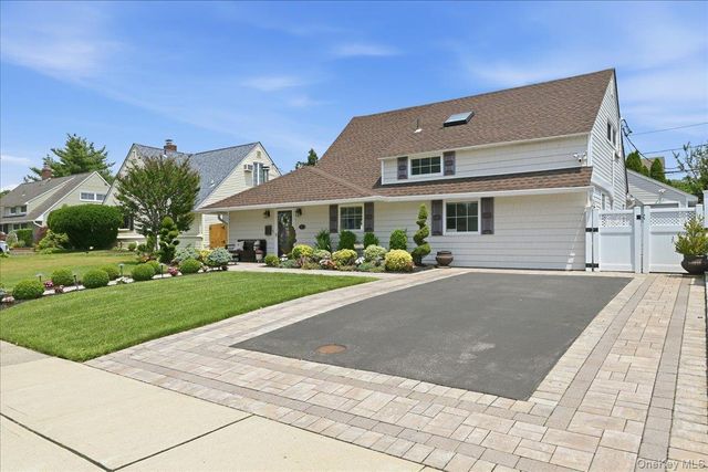 45 Cottonwood Lane, Westbury, NY 11590