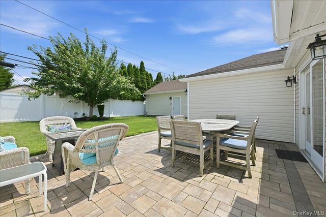 45 Cottonwood Lane, Westbury, NY 11590
