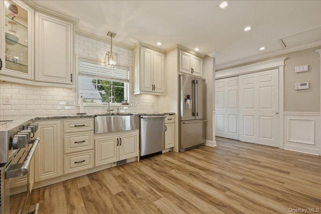 45 Cottonwood Lane, Westbury, NY 11590