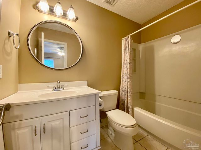9022 Governors Pl Ct, Pensacola, FL 32514