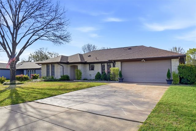 121 Montreal Drive, Hurst, TX 76054