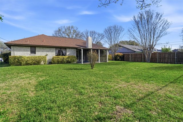 121 Montreal Drive, Hurst, TX 76054