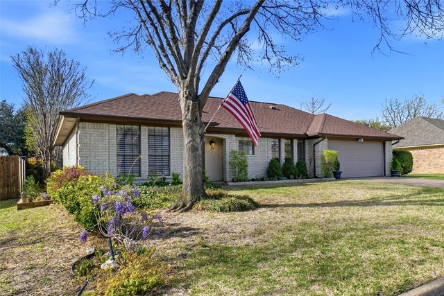 121 Montreal Drive, Hurst, TX 76054