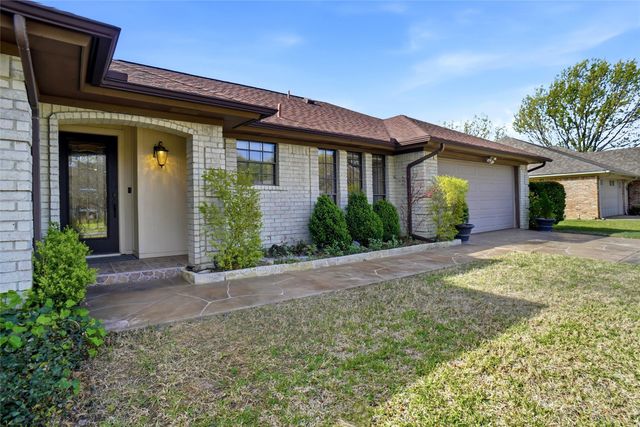 121 Montreal Drive, Hurst, TX 76054