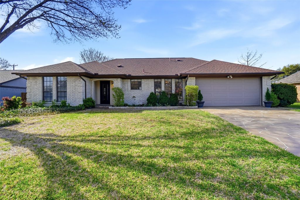 121 Montreal Drive, Hurst, TX 76054