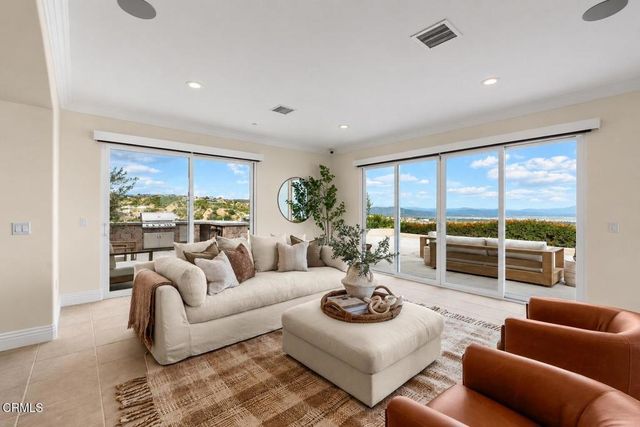 686 Skyview Terrace, Ventura, CA 93003