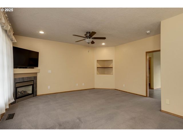 2390 Nw GRENFELL Loop, Mc Minnville, OR 97128