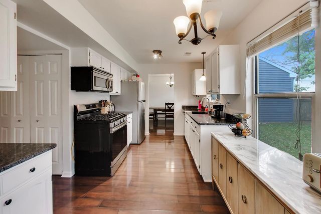 1240 Huntington Drive, Mundelein, IL 60060