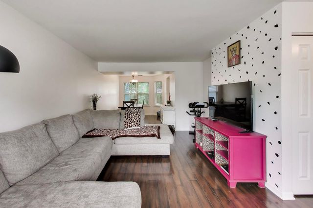 1240 Huntington Drive, Mundelein, IL 60060