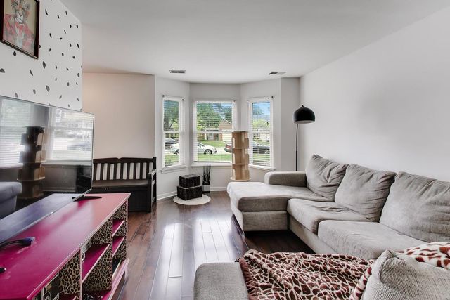 1240 Huntington Drive, Mundelein, IL 60060