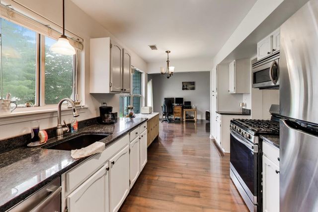1240 Huntington Drive, Mundelein, IL 60060