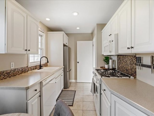 3533 27th Place, Des Moines, IA 50310