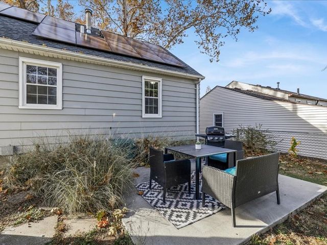 3533 27th Place, Des Moines, IA 50310