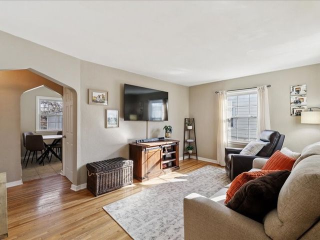 3533 27th Place, Des Moines, IA 50310