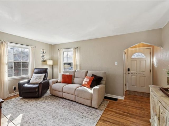 3533 27th Place, Des Moines, IA 50310