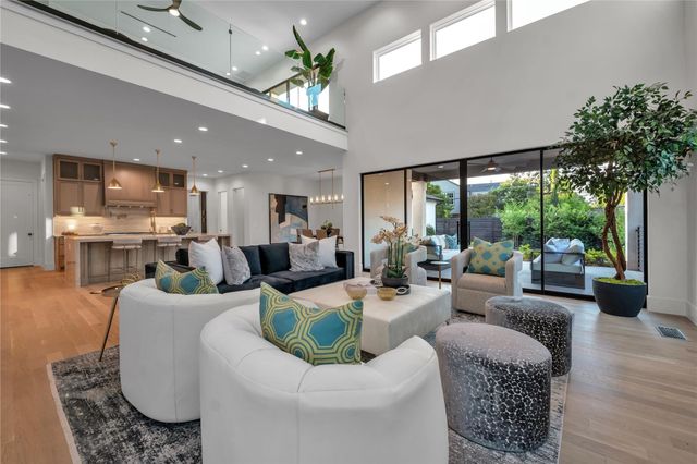 419 W Colorado Boulevard, Dallas, TX 75208