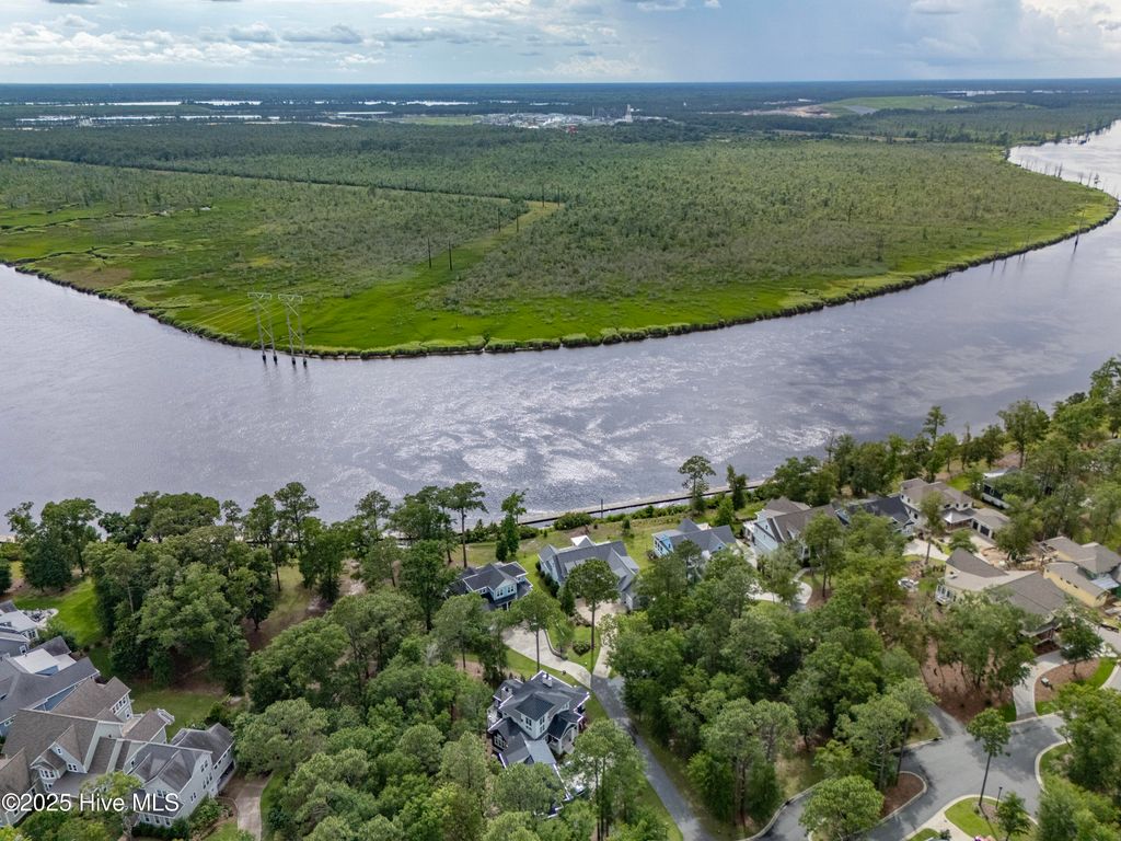 Image 4 of property listing at 3623 White Cliffs Drive, Castle Hayne, NC 28429