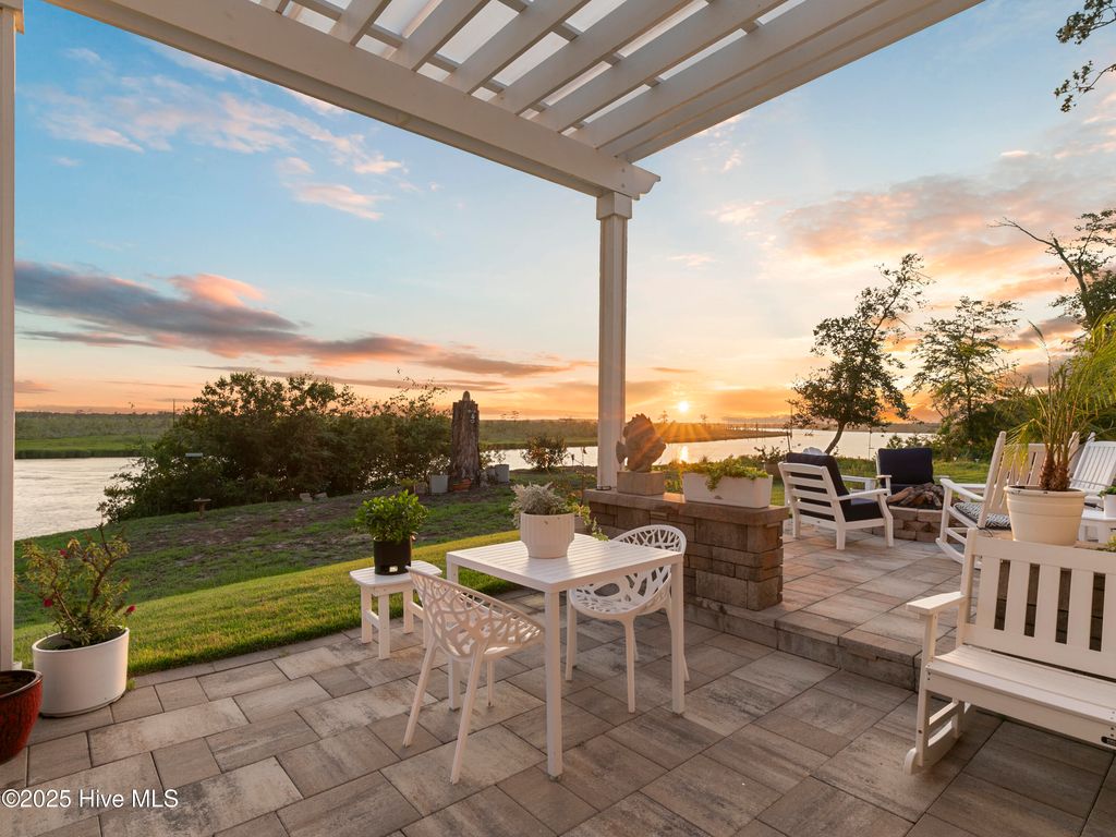 Image 7 of property listing at 3623 White Cliffs Drive, Castle Hayne, NC 28429