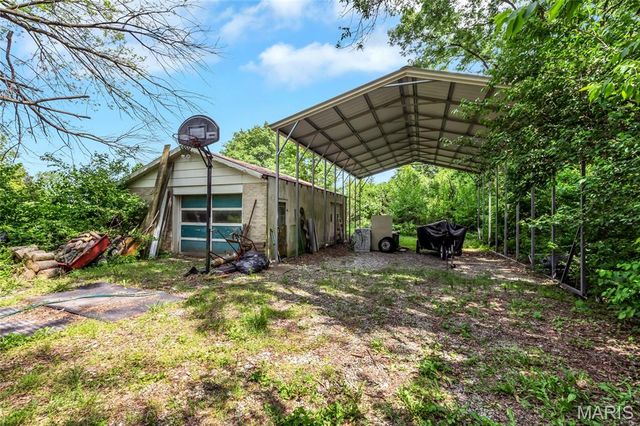 6137 Floraville Road, Millstadt, IL 62260