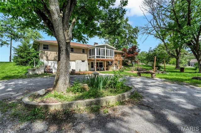 6137 Floraville Road, Millstadt, IL 62260