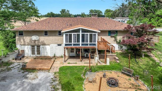 6137 Floraville Road, Millstadt, IL 62260