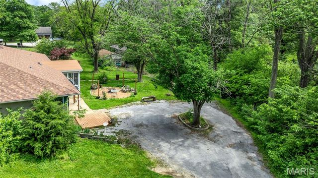 6137 Floraville Road, Millstadt, IL 62260