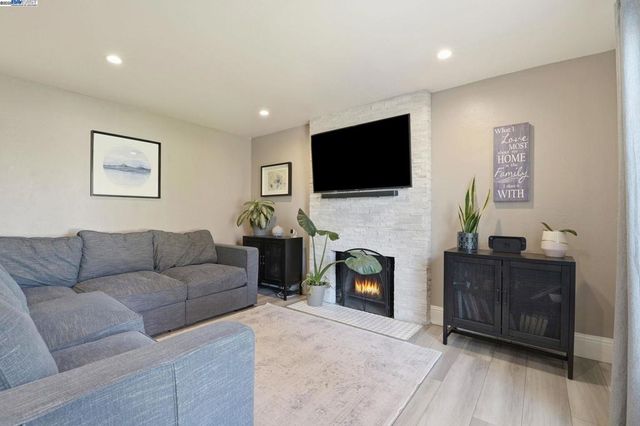 1341 Maryland Dr, Concord, CA 94521