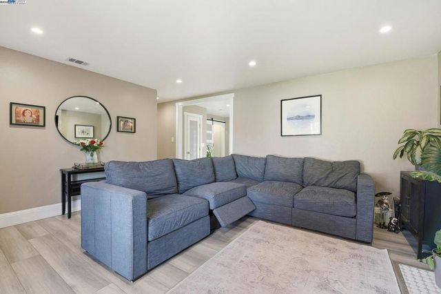 1341 Maryland Dr, Concord, CA 94521