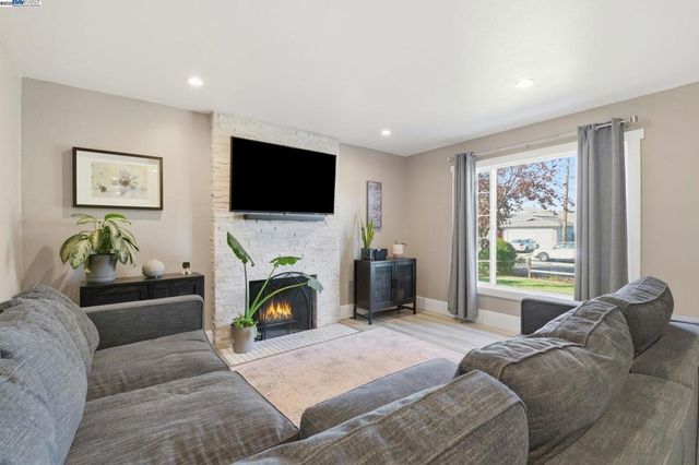 1341 Maryland Dr, Concord, CA 94521