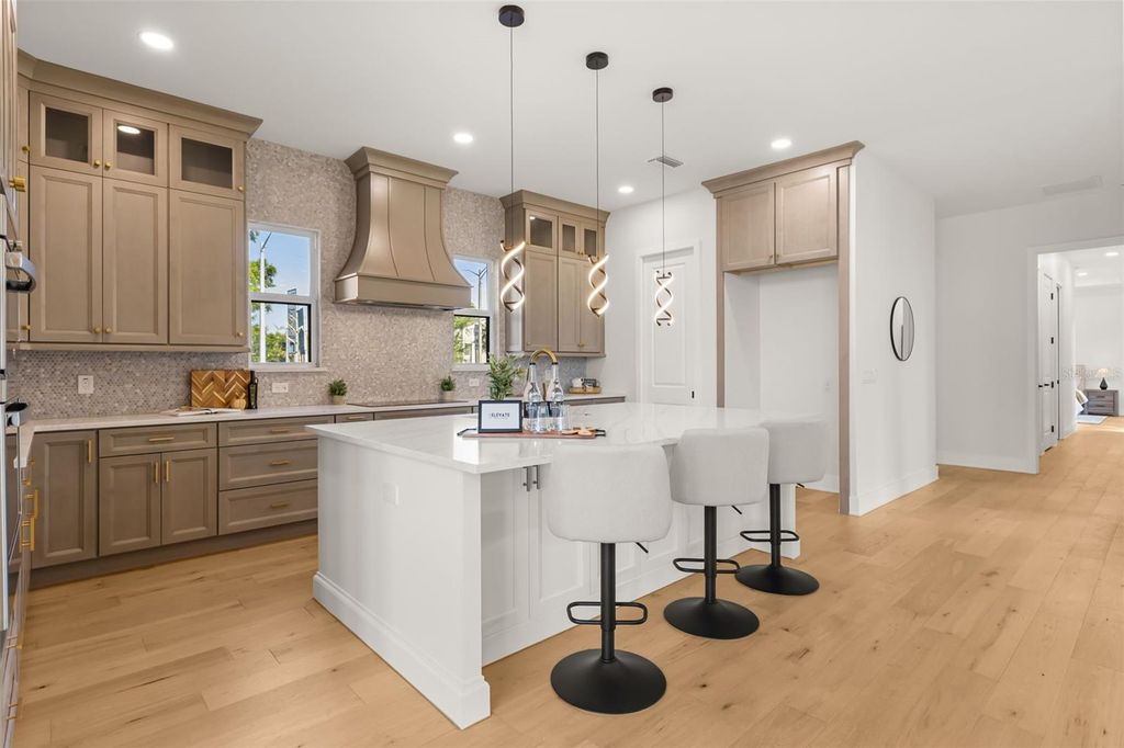 Image 15 of property listing at 4401 ROCKLEDGE ROAD, Orlando, FL 32807