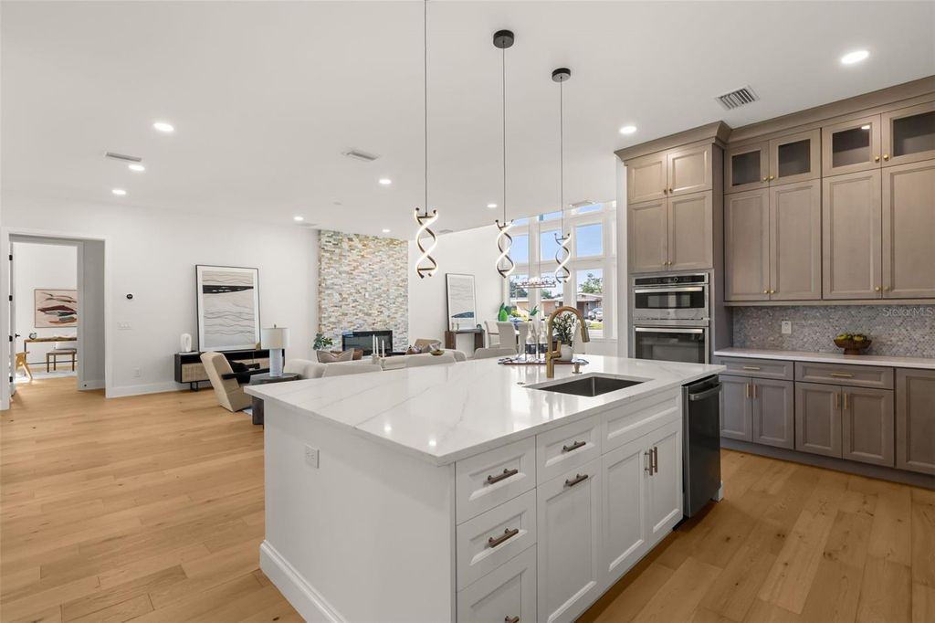 Image 18 of property listing at 4401 ROCKLEDGE ROAD, Orlando, FL 32807