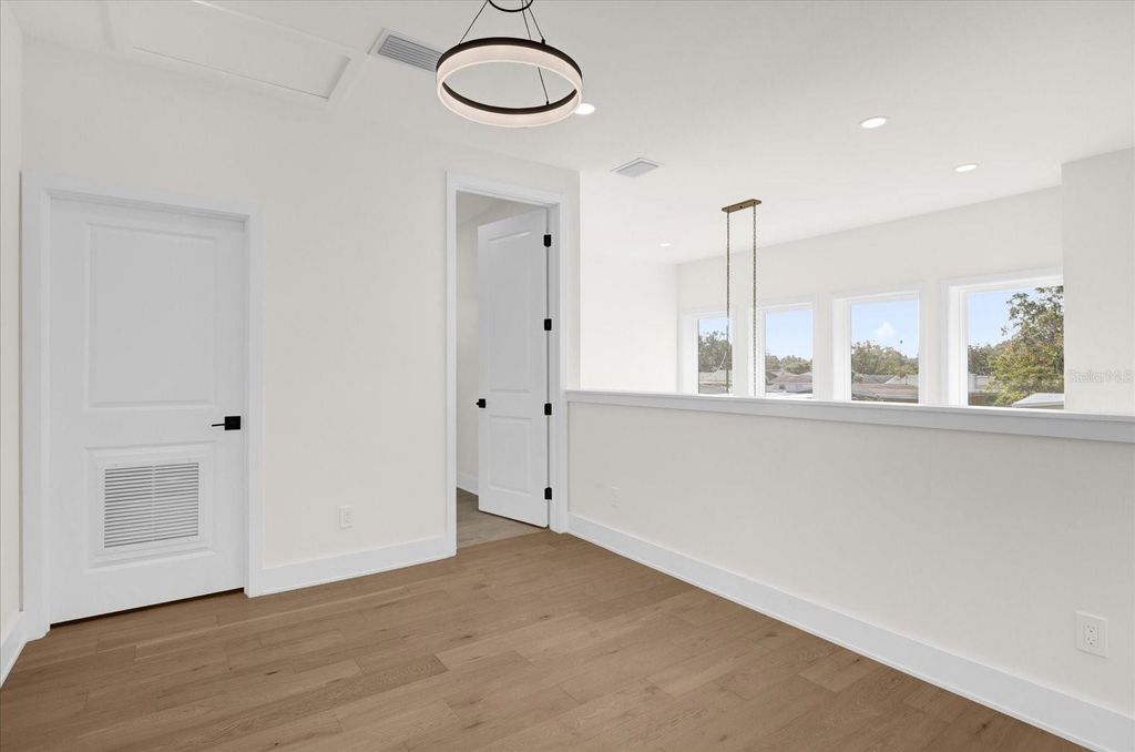 Image 36 of property listing at 4401 ROCKLEDGE ROAD, Orlando, FL 32807